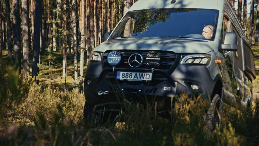 Matkaauto ehitamine Mercedes-Benz Sprinterile.