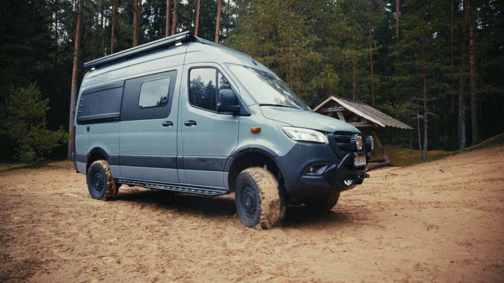 Matkaauto Mercedes-Benz Sprinter väljast
